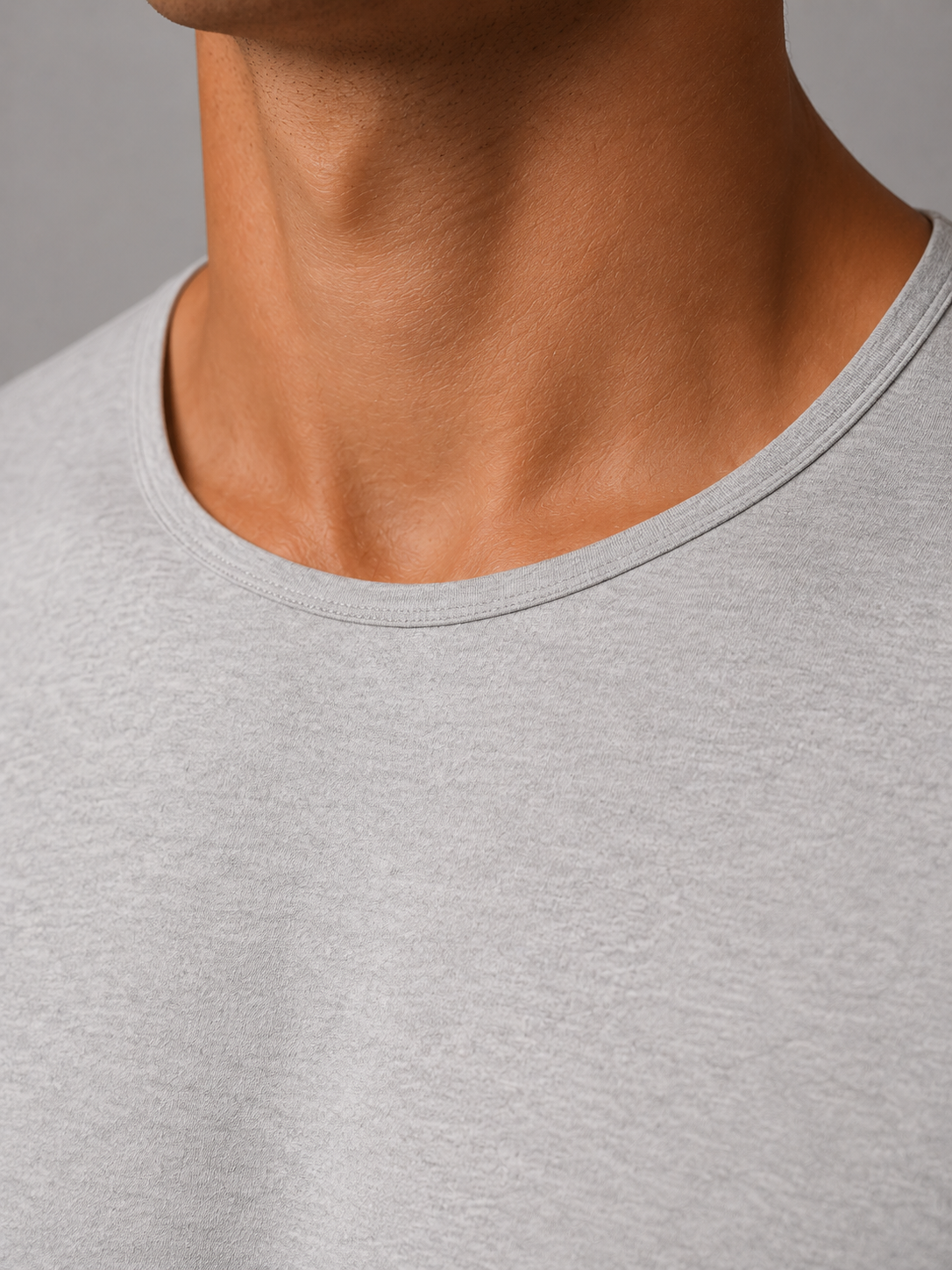 ANIMUS Daily T color Gris — detalle de cuello y construcción